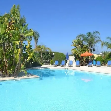 בית נופש Coral Bay Townhouse, Pool & Sea Views, Peyia