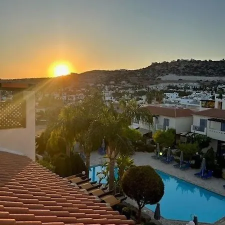 בית נופש Coral Bay Townhouse, Pool & Sea Views, Peyia *