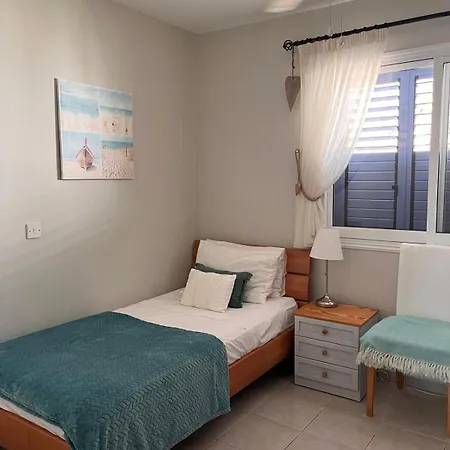 בית נופש Coral Bay Townhouse, Pool & Sea Views, Peyia *