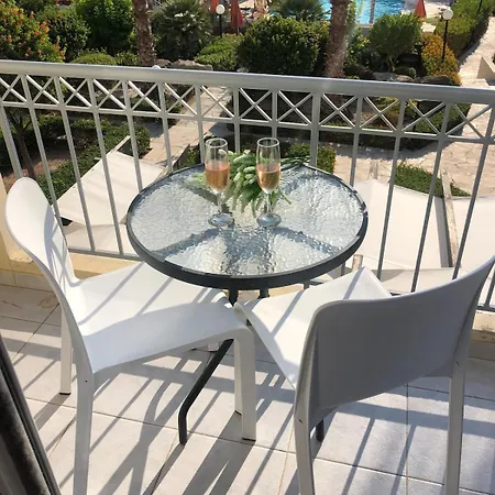 בית נופש Coral Bay Townhouse, Pool & Sea Views, Peyia