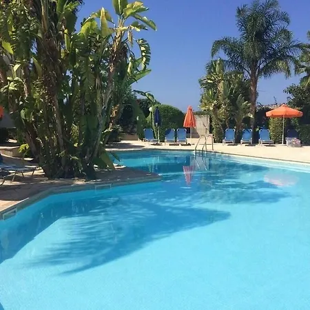 בית נופש Coral Bay Townhouse, Pool & Sea Views, Peyia פאפוס